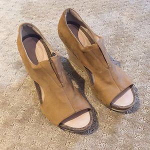 Tan leather upper shoe